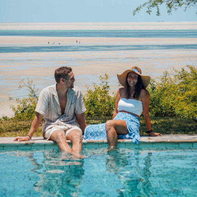 Couple near a swimming pool in Vilanculos - CasaBabi